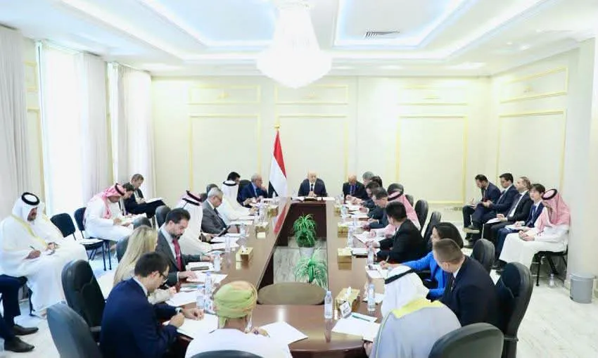 رئيس مجلس القيادة: رحلة طائرة الحرس الثوري إلى صنعاء تمثل خرقا سافرا للسيادة اليمنية وتحديا مباشرا لهيبة النظا