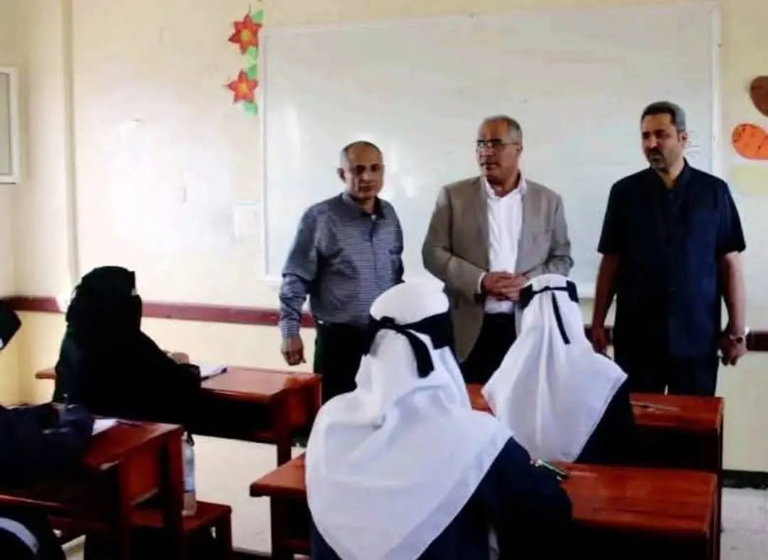 محافظ لحج مراد الحالمي يكرّم طالبة من الحوطة بمليون ريال يمني بعد أدائها امتحان الثانوية عقب ولادتها بيوم واحد