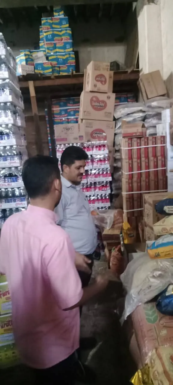 بتوجيهات مدير عام مديرية المعلا.. فريق صحة البيئة ينفذ حملة رقابية على مخازن ومحلات بيع المواد الغذائية بالجمل