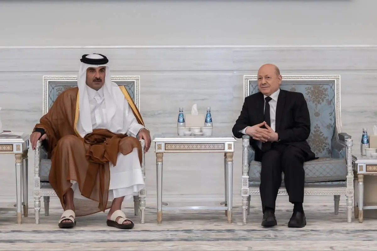 رئيس مجلس القيادة يقدم واجب العزاء لأمير دولة قطر بوفاة الأمير الوالد الشيخ حمد بن خليفة آل ثاني