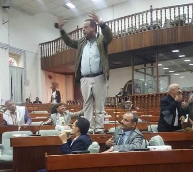 الراعي يأمر عسكره بإخراج حاشد .. تفاصيل جلسة صاخبة تحت قبة برلمان صنعاء