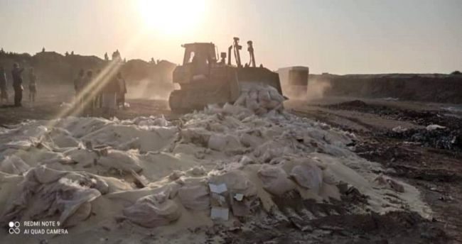 بالصور.. إتلاف كميات كبيرة من الأرز الفاسد بعدن