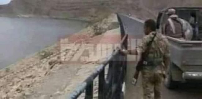 بالفيديو : شاهد مراسل قناة فضائية شهيرة يكشف صوت وصورة القوات المسيطرة على سد مأرب " اليوم الاربعاء"