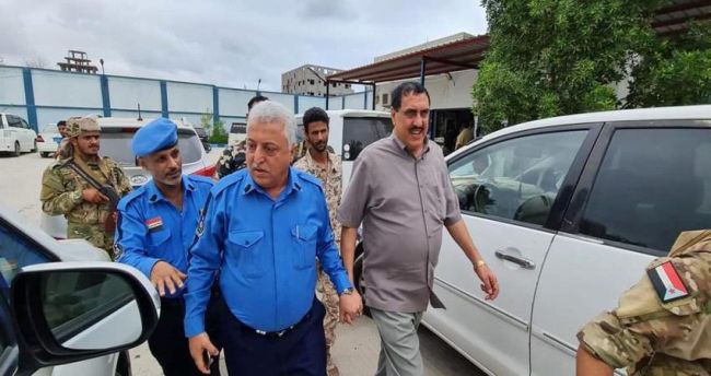 مدير أمن عدن يؤكد علي ضرورة تطبيق اللوائح المرورية وتفعيل إشارات المرور