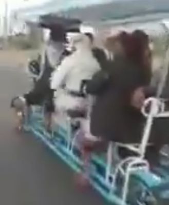 شاهد بالفيديو اكبر دراجة يبتكرها يمنيون وتعد اكبر دراجه في العالم ومحمد الحوثي يطالب بتسجيلها في قائمة غيتس