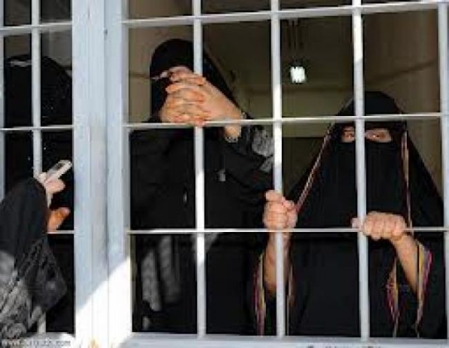 اختطفتها أثناء ذهابها لاستلام حوالة من ابنها.. ميليشيا الحوثي تفرج عن مواطنة أخفتها قسريا قرابة ثلاث سنوات