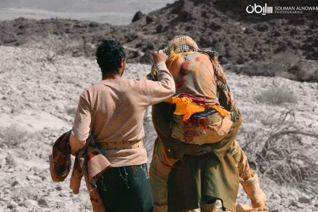 بالصورة .. جندي يمني في الجيش يحمل زميلة الذي أصيب بجبهات مأرب على ظهره لإسعافه