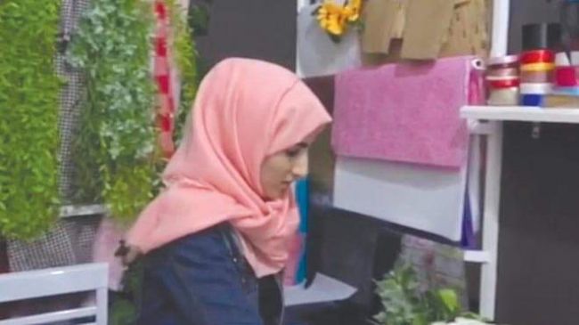 إعلامية يمنية تترك تخصّصها للعمل ببيع الورد هروبا من أجواء الحرب