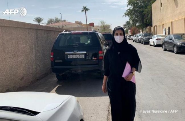 بالعباءة والحجاب.. “شاهد” أحدث ظهور للجين الهذلول وهي في طريقها للمحكمة يلفت الأنظار