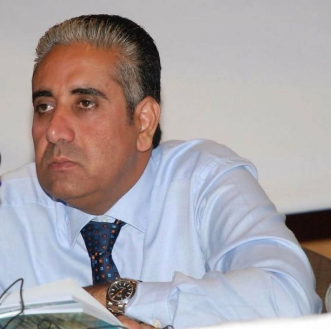 في واقعة غريبة.. سرقة راتب حافظ معياد من حسابه في البنك المركزي اليمني