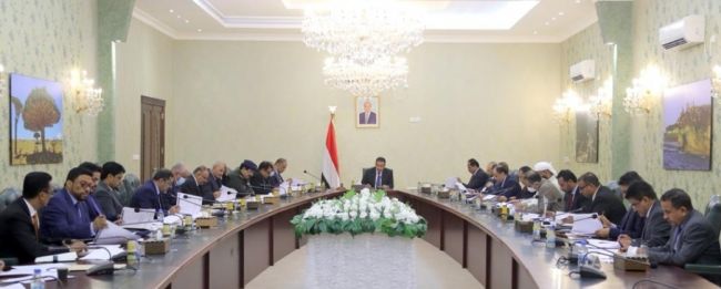 عاجل .. الحكومة توضح بشأن (سياراتها المصفحة) الواصلة إلى ميناء عدن