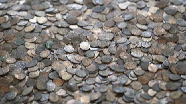 علماء الآثار يعثرون عن كنز كبير من الدراهم العربية الفضية في روسيا