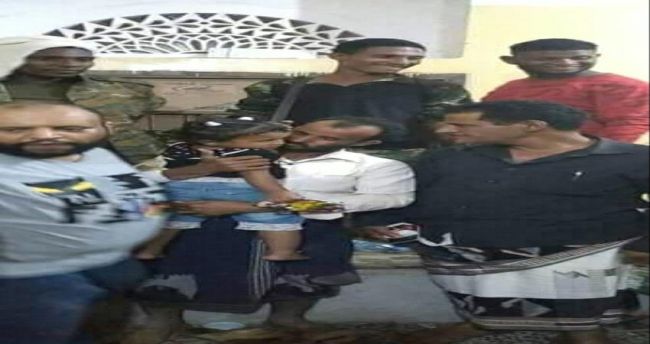 عدن تلقي القبض على مجرم خطف طفلة صغيرة من تعز .. صور