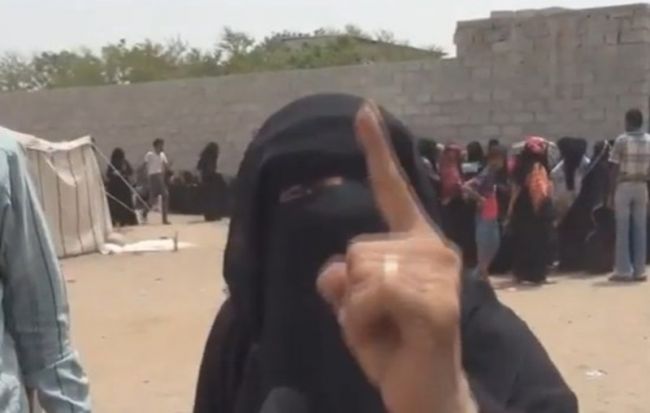 بالفيديو.. نازحة تهامية تصرخ :"يانو السلام الأمم المتحدة شتدمرنا ومتواطئة مع الحوثيين"