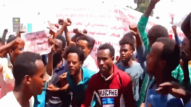 عشرات الإثيوبيين يتظاهرون في عدن ورايتس تدعو إلى تحقيق دولي