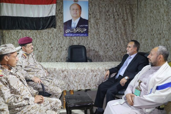 اثناء زيارتة لمحافظة مأرب  نائب رئيس مجلس الشورى يلتقي وزير الدفاع.