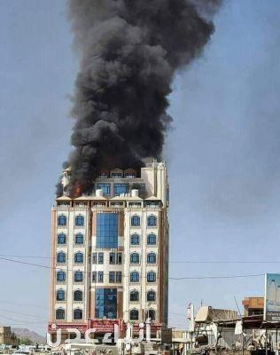شاهد .. النيران تلتهم فندق ضخم مملوك لناطق الحوثي محمد عبدالسلام
