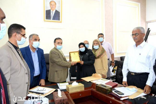 رئيس جامعة عدن يكرم الدكتور زمزم السقاف بدرع الجامعة