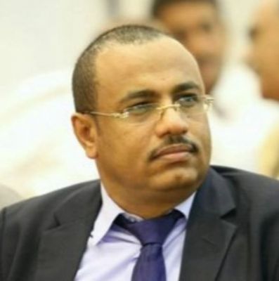 شاهد .. وزير في حكومة معين عبدالملك يعين شقيقه نائبا له