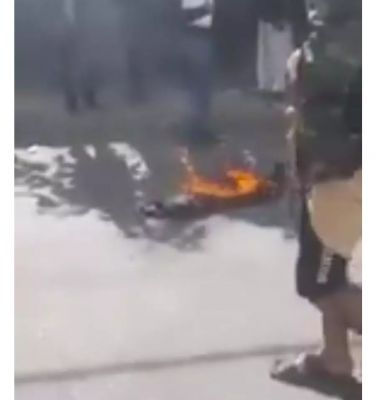 شاهد.. مواطن يمني يحرق نفسه قبل قليل