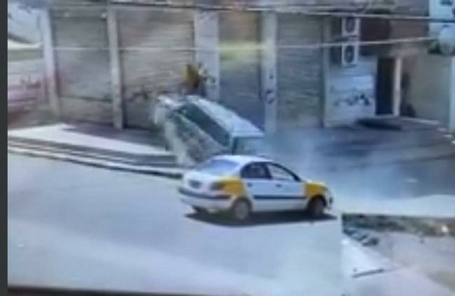 سيارة مسرعة تدهس امرأة بخط السجن بعدن (فيديو)