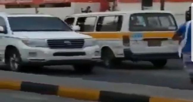 سكان المكلا يهينون موكب رئيس الحكومة بالاحذية .. فيديو