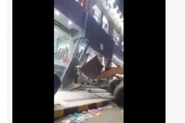 فيديو: الحوثي يهدم احدث مول في صنعاء بسبب الزكاة