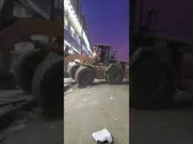 شاهد بالفيديو: ميليشيا الحوثي تحطم بالشيول  مركز تجاري في العاصمة صنعاء
