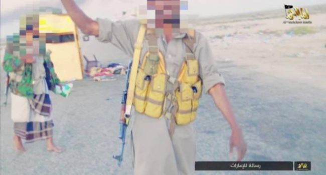 بالصور : تنظيم القاعدة يستعرض الهجوم على نقاط الحزام الامني في أبين
