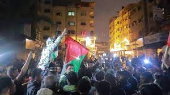 شاهد بالفيديو: غزة تخرج عن بكرة أبيها والمساجد تصدح بتكبيرات العيد فرحاً وابتهاجاً بالنصر