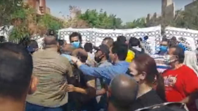 مشاجرة أمام المقبرة أثناء دفن الفنان سمير غانم .. صورة