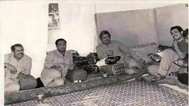 شاهد صورة لرئيس يمني أحبه الشعب بدون مساند خلف ظهره وإستلف المداكي لضيوفه من الجيران