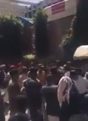 الحوثيون يعتدون على الممرضات بمستشفى الثورة بصنعاء .. شاهد كيف تحدت احداهن المشرف الحوثي