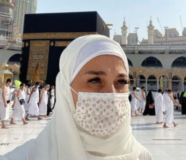بالفيديو.. إعلامية مصرية تبكي من أمام الكعبة وتدعي للفنانة دلال عبد العزيز والجمهور يهاجمها بشكل عنيف