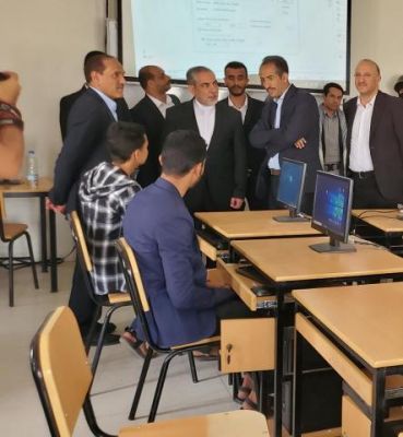 سفير إيران لدى الحوثيين يستفز الشعب اليمني ويقوم بفعل صارخ في صنعاء (صور)