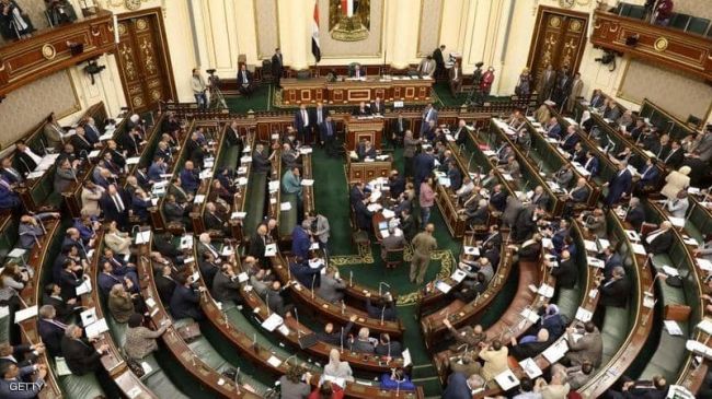 البرلمان المصري يقر قانون فصل "موظفي الإخوان"