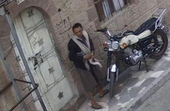 شاهد .. فيديو يوثق سرقة دراجة نارية في صنعاء