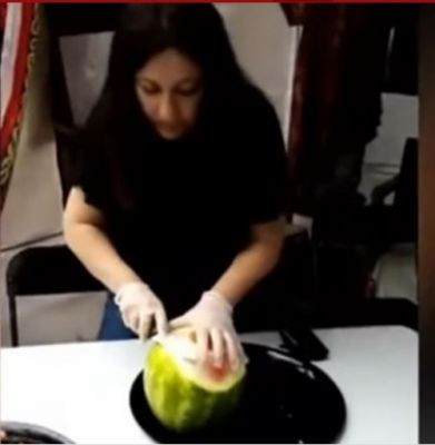 شاهد .. فنانة مصرية شهيرة تقطع البطيخ في شوارع كندا