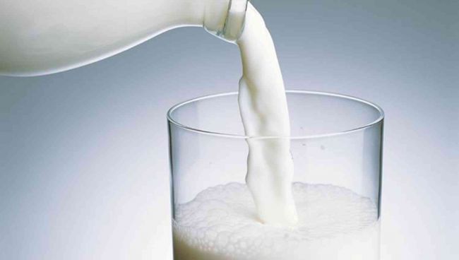 أخصائي تغذية يبدد أوهاماً شائعة عن فوائد ومضار الحليب