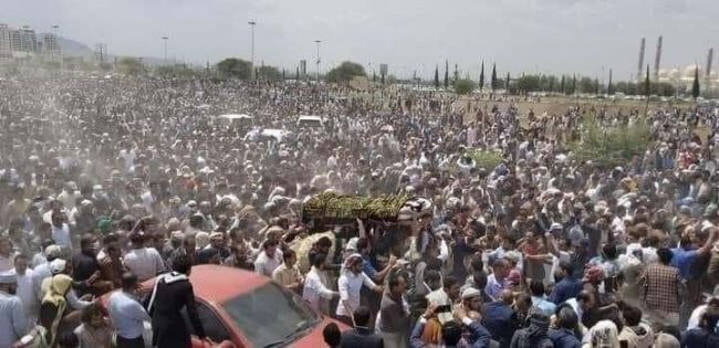 بعد ايام من دفنه.. توافد آلاف اليمنيين لزيارة قبر العلامة العمراني بصنعاء