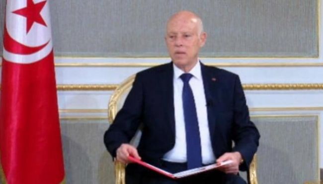 الرئيس التونسي يقيل مسؤولين ويعلن عن امتلاكه قائمة تضم 460 شخصاً متهمون بنهب اموال الشعب