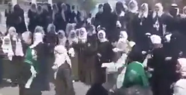 شاهد بالفيديو : شاهد رقص البنات في مدارس صنعاء بالجنبية وملابس الرجال على الطريقة الحوثية