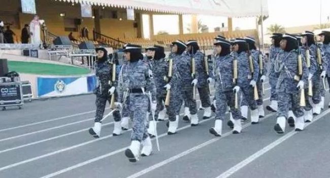 نساء الكويت يحملن السلاح الثقيل رسمياً وهذا هو الزي المخصص لهن