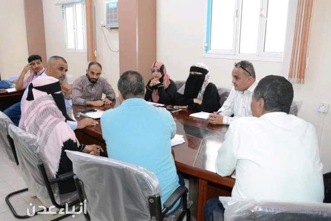 عدن ..مدير صيرة يتفقد عملية التطعيم ضد فايروس كورونا في مكتب الصحة