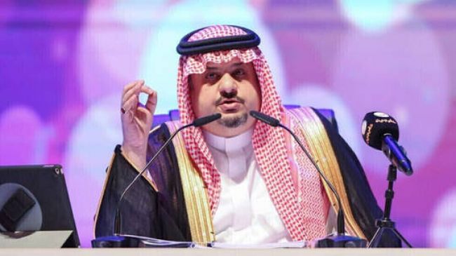 أمير سعودي يكشف "سبب" تراجع أسعار النفط ويتحدث عن "حل بايدن العبقري"