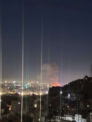 شاهد .. صورة أولية من استهداف جسر المصباحي في حي السبعين السكني جنوب صنعاء