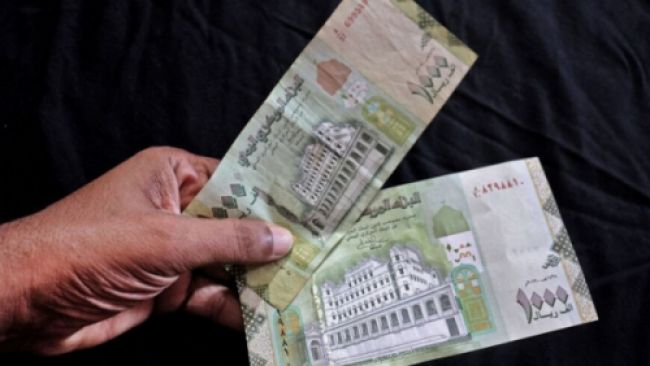تباين العملة المحلية تجعل حياة اليمنيين أكثر صعوبة في الشمال والجنوب