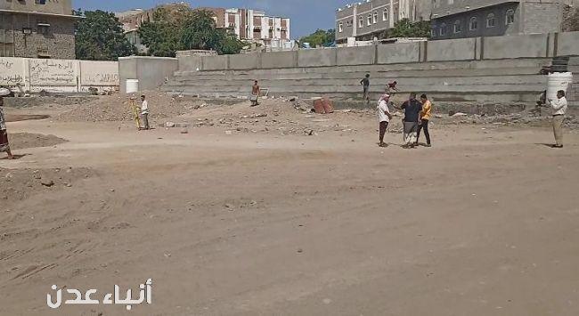 شاهد.. إعادة تأهيل ملعب نادي الميناء عدن بدعم الرئيس عيدروس الزبيدي