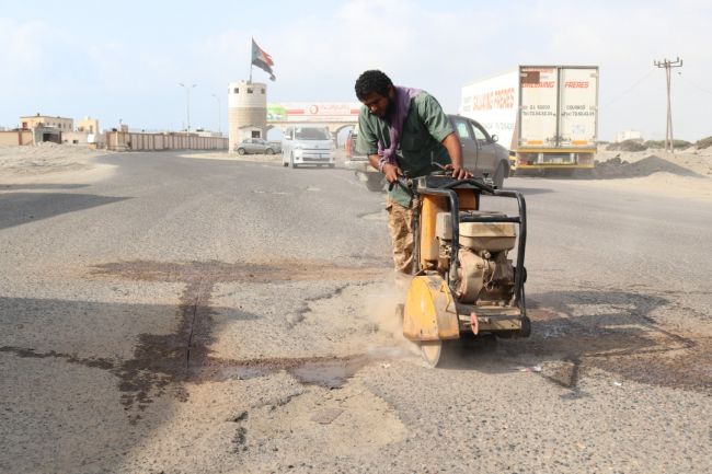 بتمويل صندوق صيانة الطرق.. فرق فنية تبداء بإزالة الحفريات من العلم إلى دوفس في ابين