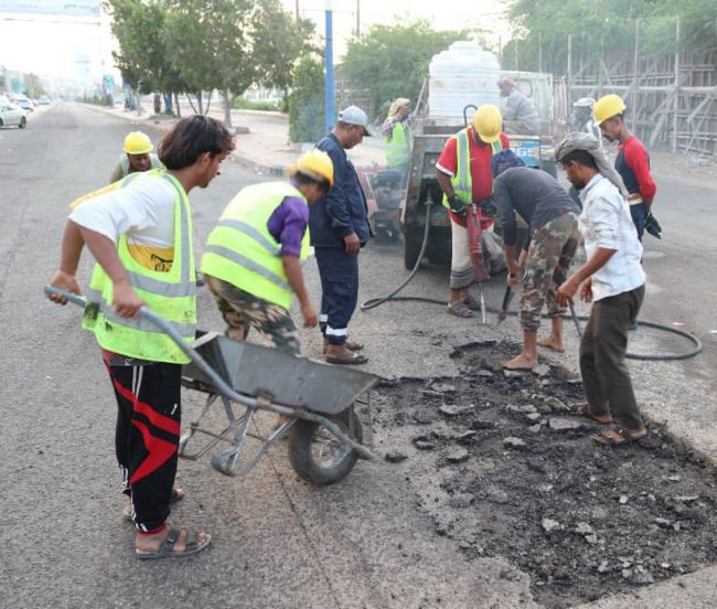 تدشين أعمال صيانة الحفريات بشوارع خورمكسر في عدن